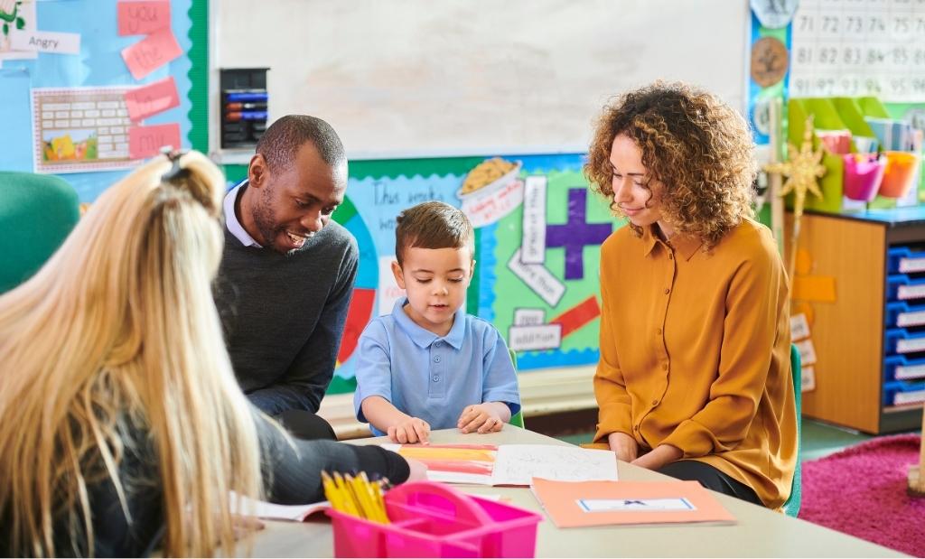 grupo de pais, filhos e educadora participando de uma roda de conversa na escola.