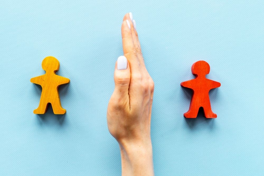 O ambiente escolar é muito mais do que um espaço de transmissão de conhecimentos, é também um lugar onde relações interpessoais se formam, ideias se confrontam e diferentes personalidades convivem diariamente. Em meio a essa diversidade, é natural que surjam conflitos.
Porém, a forma como a escola lida com eles faz toda a diferença no clima institucional. A mediação escolar surge como uma ferramenta poderosa para transformar conflitos em oportunidades de aprendizado e crescimento.
Ao longo deste texto, vamos explorar como a mediação de conflitos pode transformar o cotidiano da escola, quais estratégias funcionam na prática e como preparar profissionais para exercer essa função com eficiência. Acompanhe a seguir!
O que é a mediação de conflitos na escola?
É um processo estruturado, conduzido por um mediador escolar treinado, que atua como facilitador do diálogo entre as partes em desacordo. O objetivo é encontrar soluções consensuais, evitando que o problema se agrave e prejudique o ambiente escolar.
Ela não é punitiva, mas sim educativa e restaurativa. Isso significa que, mais do que determinar quem está certo ou errado, o foco está em restaurar relações, reconstruir a confiança e promover a responsabilidade mútua.
Um dos diferenciais dessa abordagem é permitir que os próprios envolvidos participem ativamente da construção da solução, desenvolvendo habilidades como empatia, comunicação e cooperação. Isso fortalece o senso de pertencimento e a autonomia dos alunos.
Em muitos casos, a mediação pode evitar suspensões e expulsões, mantendo o estudante engajado no processo educativo. Além disso, contribui para que os conflitos sejam tratados de forma construtiva, transformando tensões em oportunidades de aprendizado.
Qual sua importância no ambiente escolar?
A escola é um espaço de convivência intensa, onde diferenças de opinião, valores e comportamento são inevitáveis. Sem um método eficaz para lidar com essas divergências, pequenos desentendimentos podem se transformar em problemas maiores, comprometendo o clima escolar.
O mediador escolar atua para prevenir que isso aconteça, promovendo um ambiente seguro e respeitoso. Quando há uma cultura de diálogo e solidariedade, os conflitos deixam de ser vistos como ameaças e passam a ser encarados como oportunidades de crescimento.
A importância da mediação também se reflete no desempenho acadêmico. Estudos mostram que um ambiente escolar saudável, com menos tensões e mais colaboração, contribui para a melhora no rendimento dos alunos.
Além disso, a mediação fortalece a parceria entre escola e família, já que muitas vezes o processo envolve também responsáveis, garantindo um acompanhamento mais completo e efetivo.
Tipos de conflitos comuns nas escolas
Os conflitos escolares podem ter várias origens. Entre os mais comuns estão os desentendimentos entre alunos, seja por motivos pessoais, disputas por espaço ou uso de recursos, ou até mesmo diferenças culturais e sociais.
Também há situações em que o conflito ocorre entre alunos e professores, muitas vezes motivado por problemas de comunicação, expectativas desalinhadas ou questões disciplinares.
Outro tipo frequente envolve famílias e equipe escolar, seja em relação ao desempenho acadêmico, metodologias de ensino ou regras internas da instituição. Nessas situações, o mediador escolar desempenha um papel vital para restabelecer a confiança e a cooperação.
Independentemente da origem, todos esses conflitos podem ser tratados de forma construtiva quando há um processo de mediação bem conduzido.
Benefícios da mediação escolar para os alunos
Entre os benefícios mais significativos da mediação está a melhora nas habilidades socioemocionais dos estudantes. Ao participar de um processo de mediação, o aluno aprende a se comunicar de forma mais assertiva, a ouvir com atenção e a considerar diferentes pontos de vista.
Além disso, a mediação escolar reduz os índices de violência e bullying, já que promove uma cultura de respeito e tolerância. Isso não apenas melhora o clima escolar, mas também a autoestima dos alunos.
Outro ponto importante é o desenvolvimento da autonomia. Ao envolver o estudante na busca pela solução, o mediador escolar estimula a responsabilidade e a capacidade de tomar decisões conscientes.
Por fim, os alunos que vivenciam a mediação tendem a levar essas habilidades para fora da escola, aplicando-as em outras áreas de sua vida, como na família e no trabalho. Saiba mais a seguir.
Ajuda no desenvolvimento socioemocional
O desenvolvimento socioemocional é fundamental para que o estudante se torne um cidadão consciente, empático e colaborativo. A mediação escolar contribui diretamente para isso, pois trabalha habilidades como autocontrole, empatia e resolução de problemas.
Quando os conflitos são tratados com diálogo, o aluno aprende a lidar com frustrações e a buscar soluções construtivas, em vez de recorrer à agressividade ou à passividade.
Essas competências socioemocionais têm impacto direto no desempenho acadêmico, já que um estudante emocionalmente equilibrado tende a se engajar mais nas atividades escolares.
A presença de um mediador escolar qualificado garante que essas oportunidades de aprendizado sejam aproveitadas ao máximo, transformando conflitos em momentos educativos valiosos.
Leia mais: Programa Crescemos: impulsionando o desenvolvimento dos alunos!
Cria uma cultura escolar respeitosa, justa e restaurativa
Uma das maiores contribuições da mediação é a construção de uma cultura escolar pautada no respeito mútuo e na justiça restaurativa. Isso significa que a escola deixa de ser apenas um espaço de regras e punições, passando a ser também um lugar de reconciliação e aprendizado.
Quando os estudantes percebem que suas vozes são ouvidas e que suas opiniões importam, o engajamento aumenta. Isso fortalece a relação entre aluno e instituição, diminuindo a evasão escolar e melhorando a convivência.
O mediador escolar é peça-chave nesse processo, pois atua como guardião desse clima saudável, ajudando a manter o foco na colaboração e no diálogo.
Essa cultura positiva não beneficia apenas alunos, mas toda a comunidade escolar, incluindo professores, famílias e equipe administrativa.
Qual é a função de um mediador escolar?
O mediador escolar é o profissional responsável por facilitar a comunicação entre as partes envolvidas no conflito. Seu papel é criar um ambiente neutro e seguro, onde todos possam expor suas perspectivas sem medo de julgamento ou retaliação.
Ele atua como facilitador, não como juiz, e ajuda as partes a identificar interesses em comum, estabelecer objetivos e chegar a acordos mutuamente satisfatórios. Além de mediar conflitos pontuais, o mediador escolar também tem a missão de promover ações preventivas, como palestras, rodas de conversa e oficinas sobre respeito e convivência.
Sua função exige habilidades como empatia, imparcialidade, paciência e capacidade de comunicação clara e eficaz.
Estratégias eficazes de mediação de conflitos na escola
Para que a mediação seja bem-sucedida, é preciso adotar estratégias que incentivem a participação e a confiança. Três das mais eficazes são a comunicação não violenta, a escuta ativa e a criação de espaços seguros para o diálogo.
Essas estratégias não se limitam a resolver conflitos existentes, mas também ajudam a prevenir novos, fortalecendo a convivência escolar.
O mediador escolar deve adaptar essas ferramentas à realidade de sua instituição, considerando aspectos culturais, sociais e individuais de sua comunidade escolar. Quando aplicadas de forma consistente, essas estratégias se tornam parte da rotina escolar, beneficiando todos os envolvidos. Entenda melhor abaixo.
Comunicação não violenta
A comunicação não violenta (CNV) é uma abordagem que busca expressar necessidades e sentimentos de forma clara, sem acusações ou julgamentos. Ela ajuda a transformar conversas potencialmente conflituosas em oportunidades de entendimento.
No contexto escolar, a CNV pode ser ensinada aos alunos como parte das atividades de mediação, permitindo que eles mesmos usem essa técnica no dia a dia.
O mediador escolar atua como modelo, demonstrando na prática como se comunicar de forma assertiva e construtiva, mesmo em situações de tensão. Com o tempo, a comunicação não violenta se torna um hábito, reduzindo significativamente a ocorrência de conflitos.
Escuta ativa
A escuta ativa vai além de simplesmente ouvir. Trata-se de prestar atenção genuína ao que o outro está dizendo, demonstrando interesse e validando seus sentimentos e perspectivas.
O mediador escolar utiliza essa técnica para criar um espaço de confiança, onde as partes se sintam seguras para se expressar.
A escuta ativa também ajuda a identificar as causas profundas dos conflitos, permitindo que as soluções sejam mais assertivas e duradouras. Ao aprender e praticar a escuta ativa, estudantes e professores fortalecem sua capacidade de diálogo e empatia.
Espaços seguros para o diálogo
Ter espaços seguros para o diálogo significa criar ambientes físicos e emocionais onde todos possam falar sem medo de críticas ou represálias. O mediador escolar garante que esses espaços sejam inclusivos e acolhedores, incentivando a participação de todos.
Isso pode ser feito por meio de rodas de conversa, encontros individuais ou grupos de mediação, sempre respeitando as necessidades e limites de cada participante. Esses espaços são essenciais para que a mediação cumpra seu papel de restaurar relações e promover um clima escolar saudável.
Qual a importância da capacitação dos mediadores?