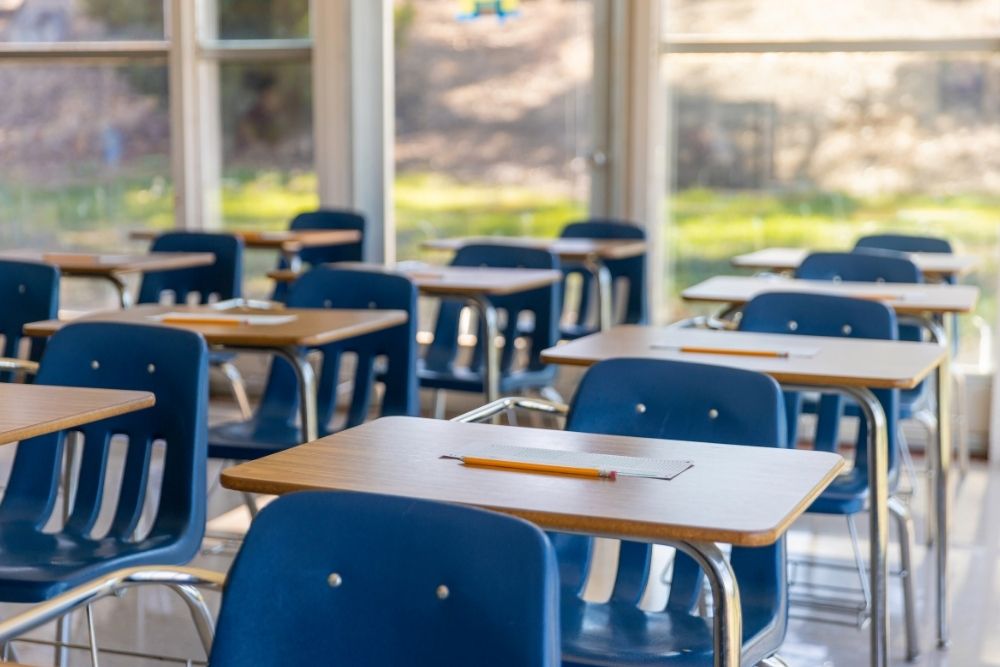 fila de cadeiras e mesas escolares  em sala da aula.